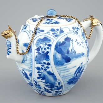 Een fraaie blauw-witte Chinese theepot met deksel en verguld zilveren montuur, Kangxi